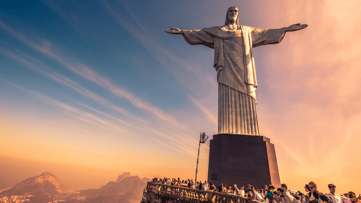 Foto do Cristo Redentor de braços abertos sobre a cidade do Rio de Janeiro