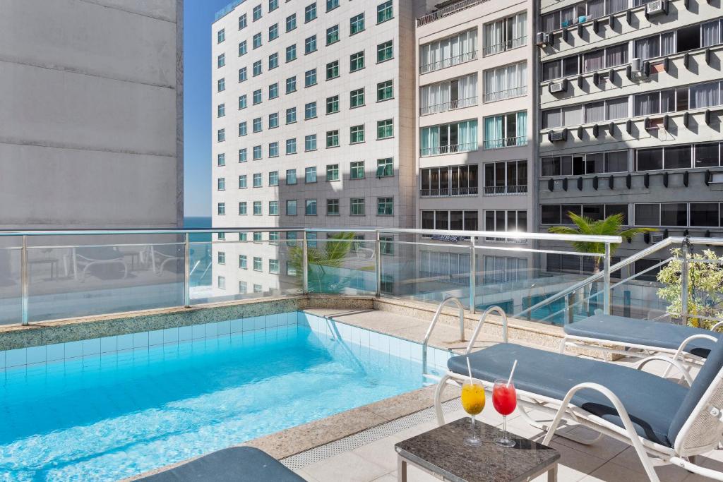 Foto da cobertura de um hotel da Rede Windsor com piscina em Copacabana.