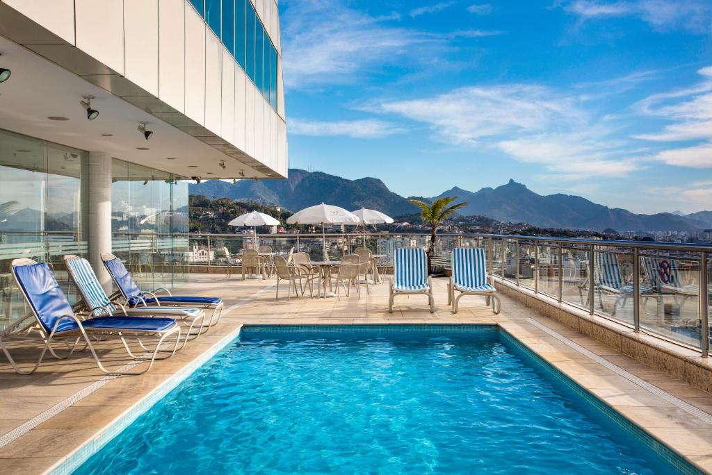 Foto da cobertura de um hotel da Rede Windsor com piscina no Centro do Rio.