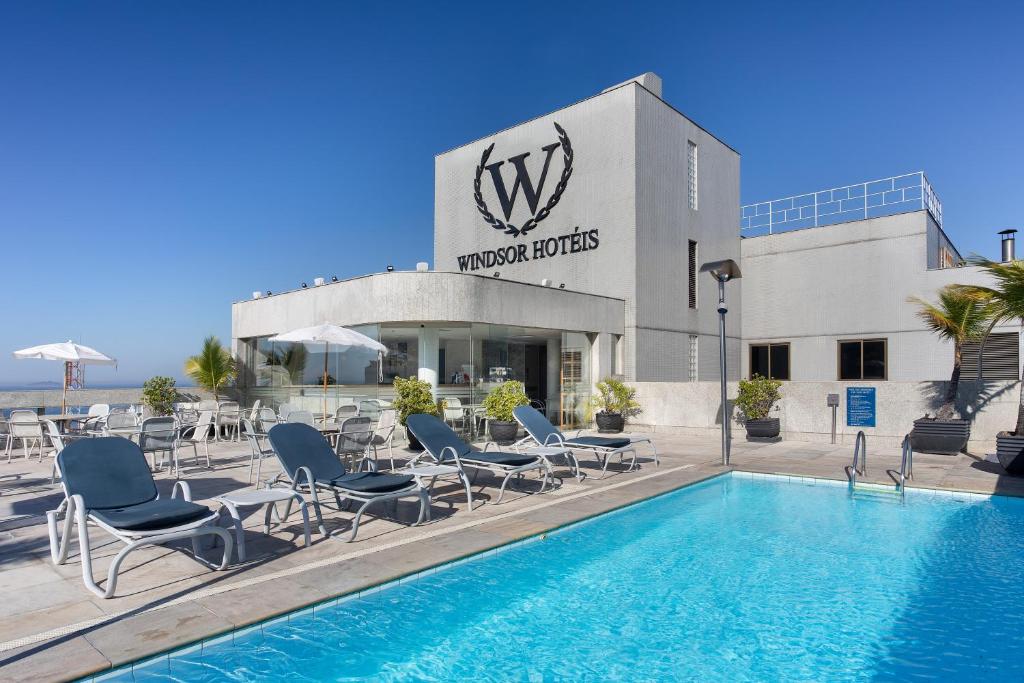 Foto da cobertura de um hotel da Rede Windsor em Copacabana. Na foto, uma piscina e espreguiçadeiras.