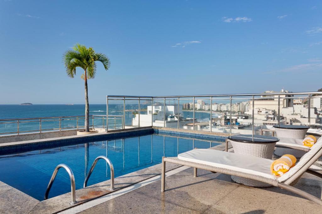 Foto de um hotel da Rede Windsor em frente à praia da Copacabana com piscina.