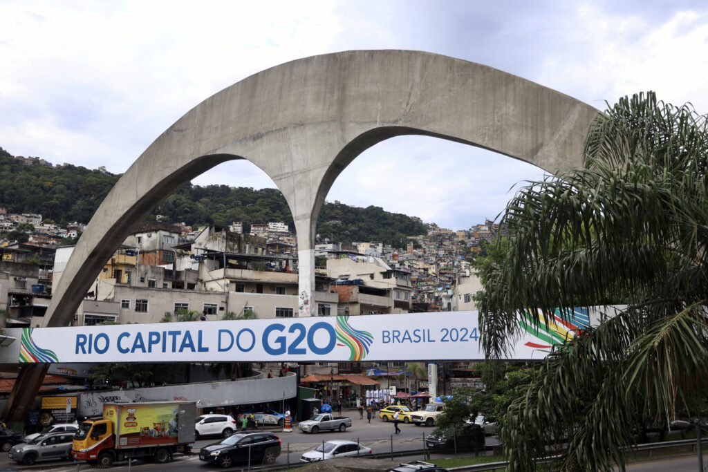 Foto dos arcos na Rocinha, comunidade na Zona Sul do Rio, com a frase Rio Capital do G20