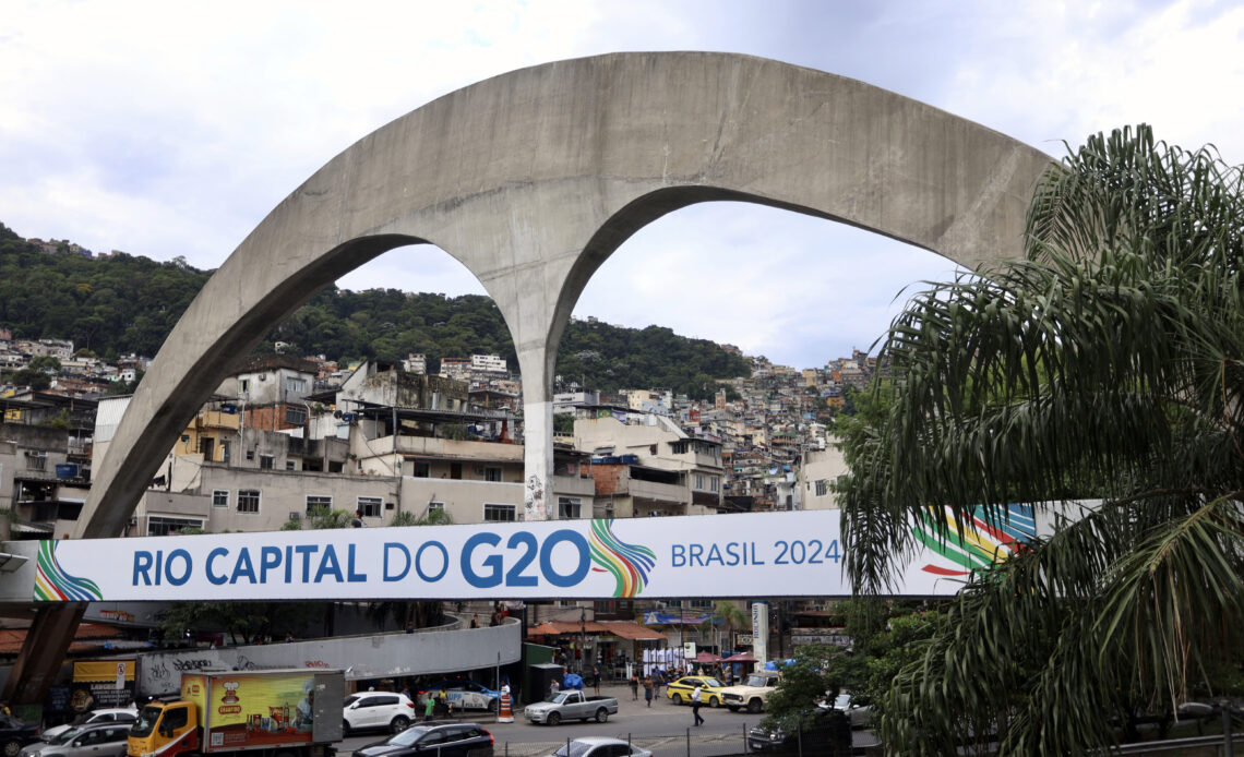 Foto dos arcos na Rocinha, comunidade na Zona Sul do Rio, com a frase Rio Capital do G20