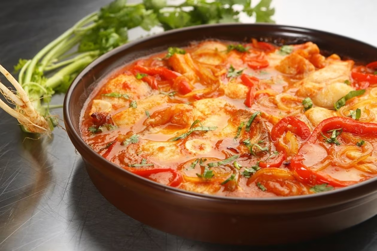 imagem-de-um-prato-de-moqueca-com-peixe-e-pimentoes-vermelhos