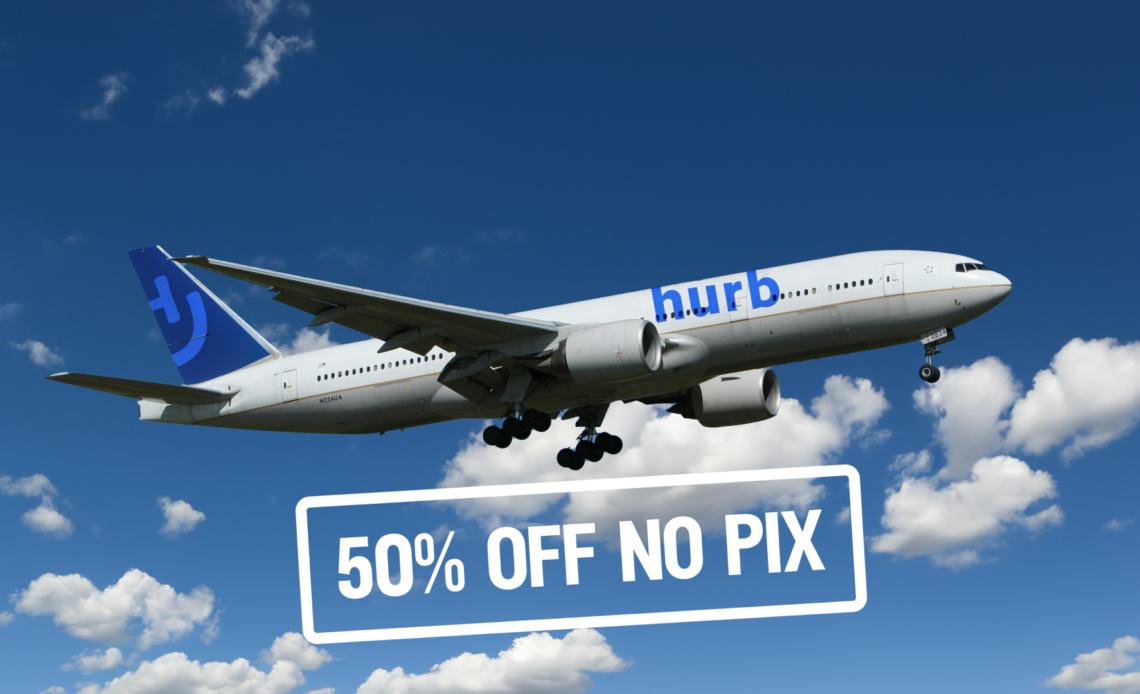 Um avião de passageiros com o logotipo da hurb em pleno voo contra um céu azul com nuvens e um anúncio promocional "50% OFF NO PIX" em uma faixa abaixo.