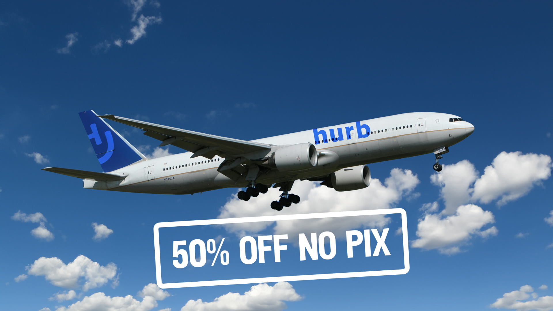 Um avião de passageiros com o logotipo da hurb em pleno voo contra um céu azul com nuvens e um anúncio promocional "50% OFF NO PIX" em uma faixa abaixo.