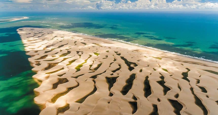imagem aérea do delta, que consiste em partes de areia no mar aberto