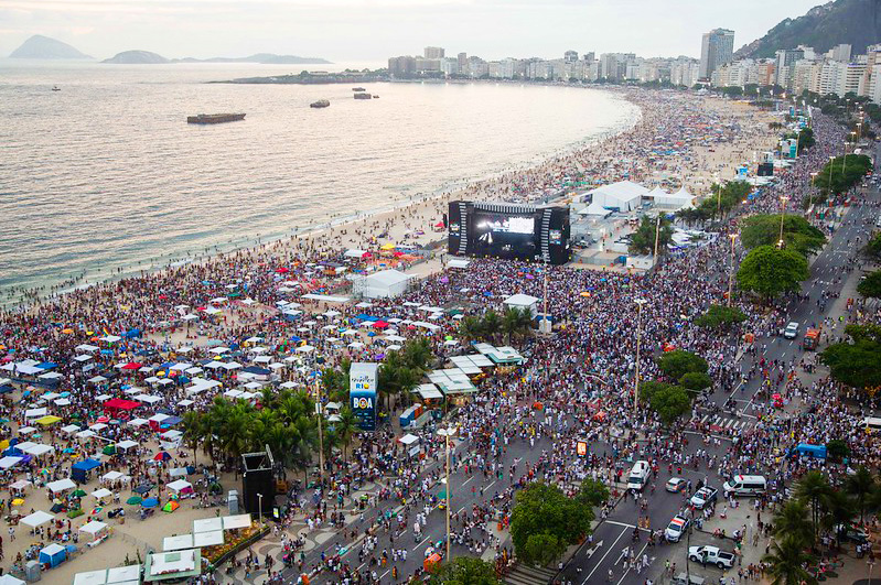 imagem de copacabana cheia de pessoas no show da Madonna. Como eventos de grande porte têm o poder de impulsionar o turismo e a economia local.