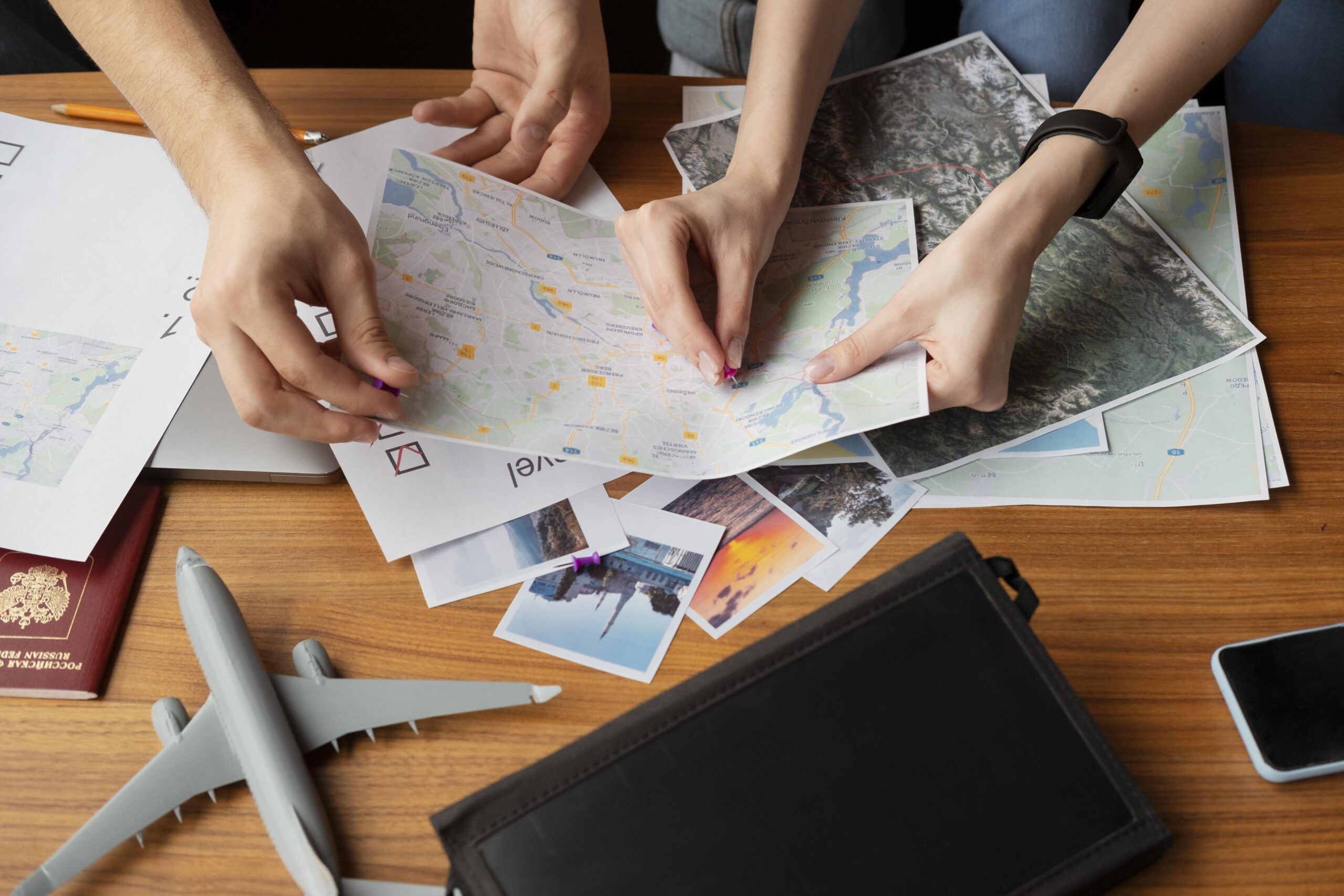 pessoas segurando um mapa