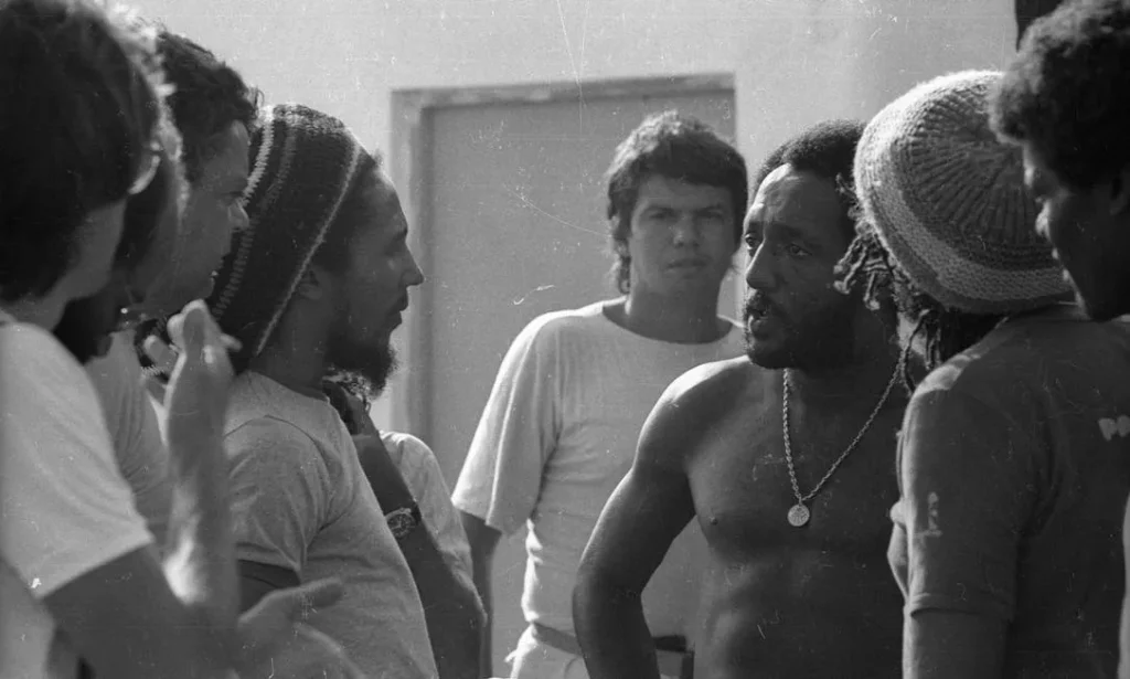 Bob Marley e Paulo Cezar Caju no campo do Politheama
