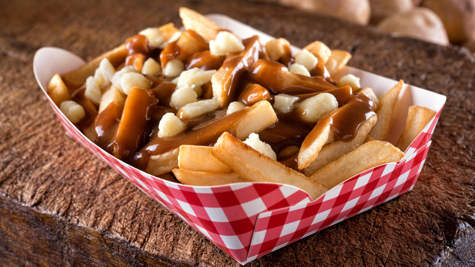 Poutine: um prato típico canadense de batatas fritas com queijo coalho e molho gravy.