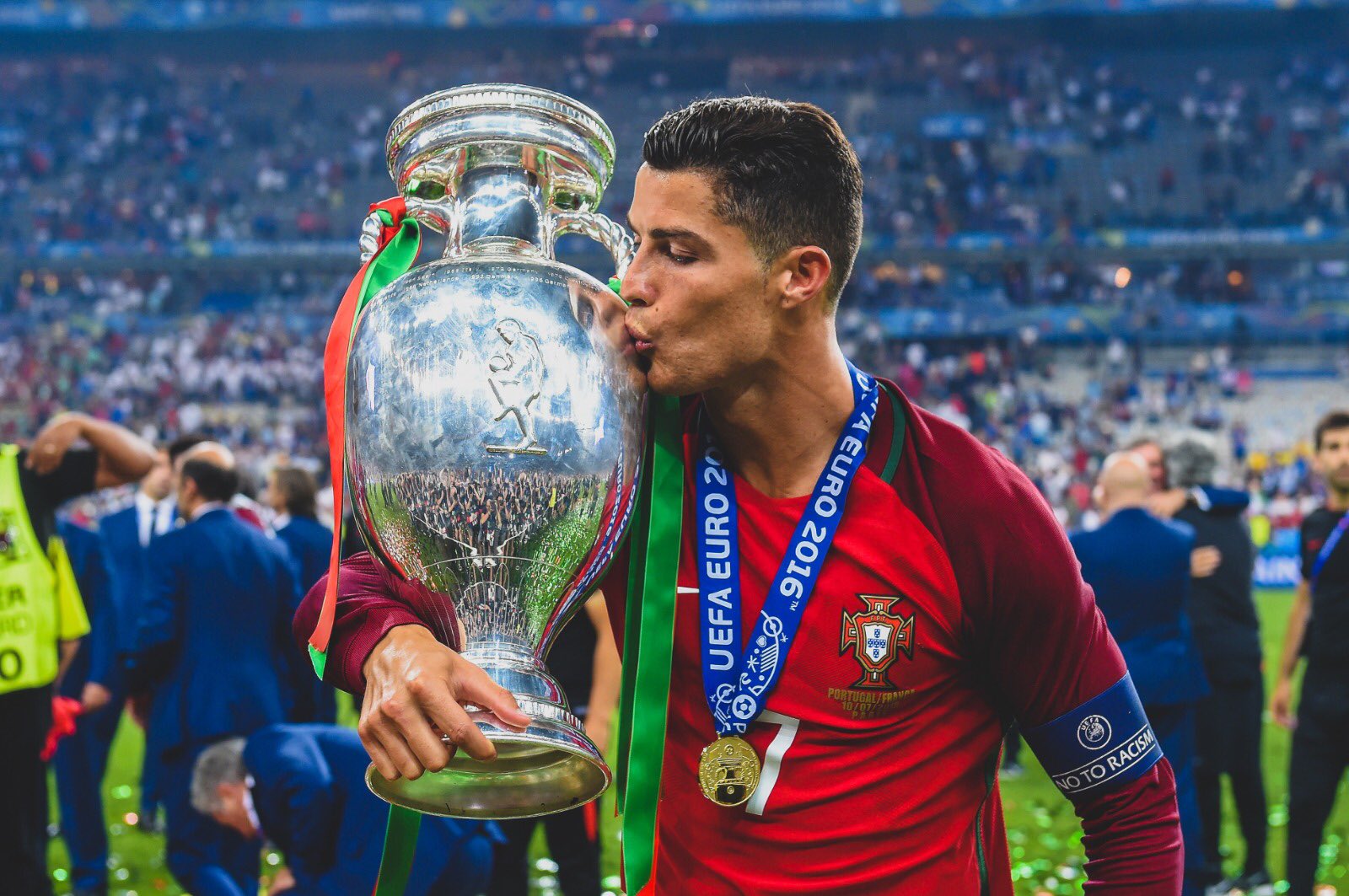 Cristiano Ronaldo beijando o troféu da Eurocopa 2016.