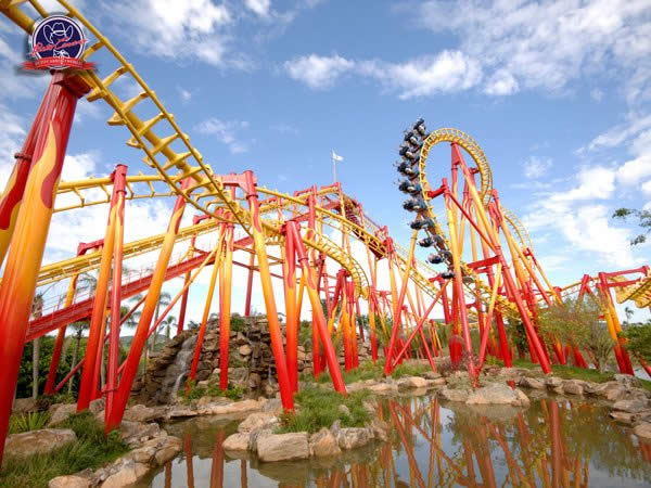 A montanha-russa FireWhip, atração do Beto Carrero World.