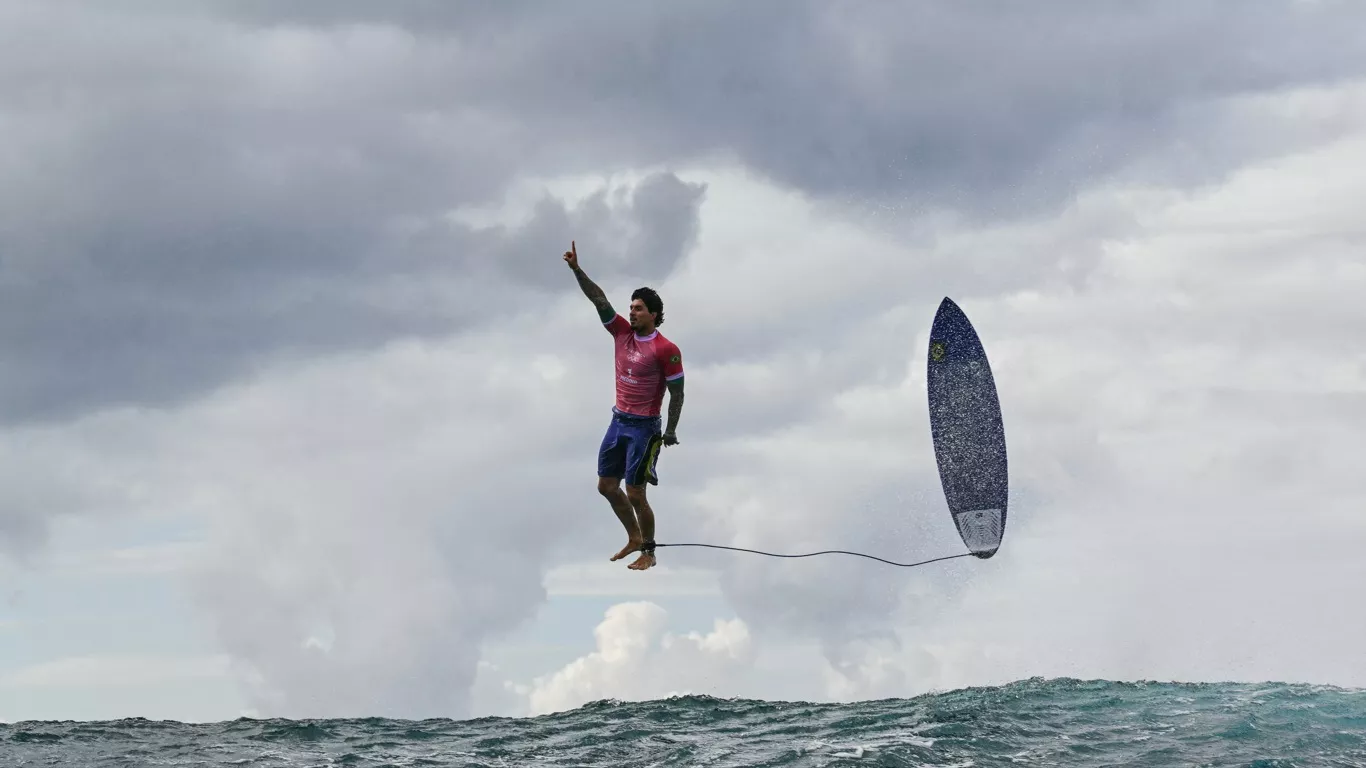 Gabriel Medina surfando em uma onda, capturado em ação.