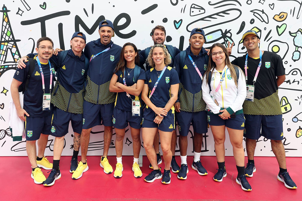 Rayssa Leal e a equipe brasileira de skate posando juntos, todos sorrindo e usando uniformes do Brasil.