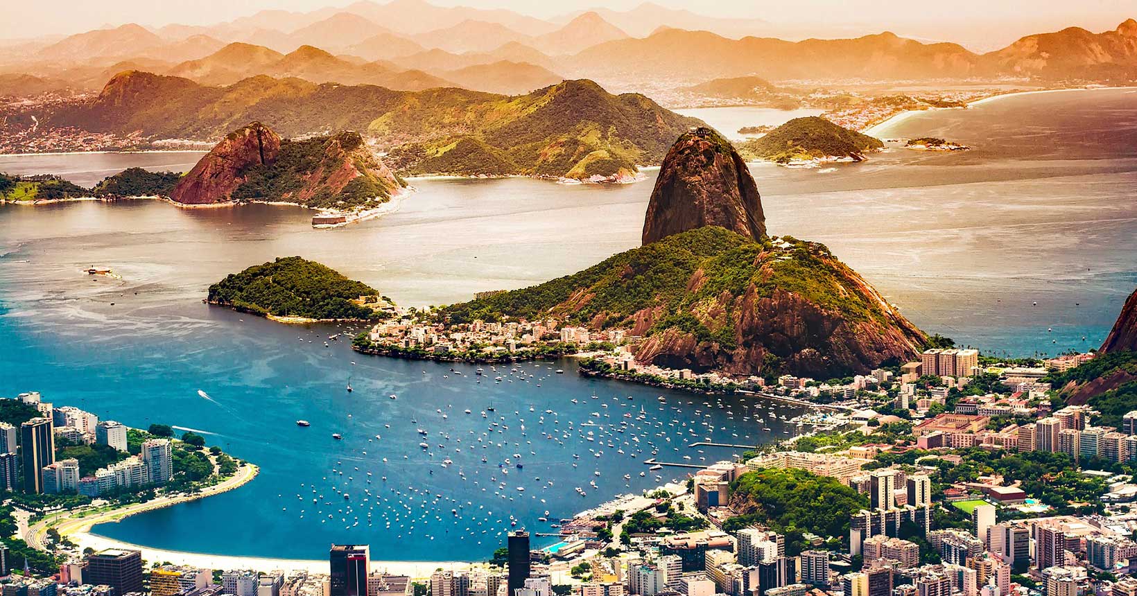 Vista aérea do Rio de Janeiro com destaque para o Pão de Açúcar e a Baía de Guanabara, Brasil.