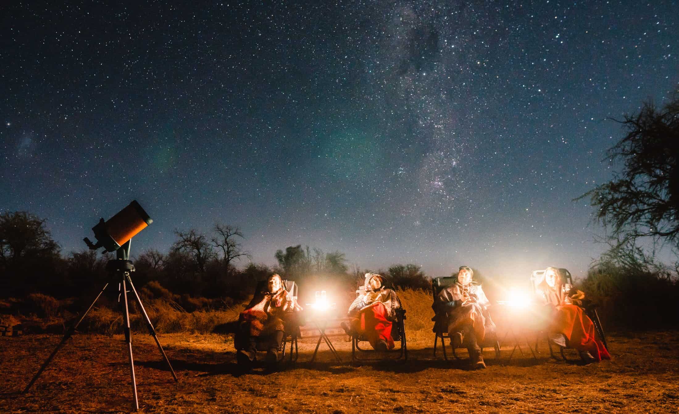 Pessoas observando estrelas durante um tour astronômico no Deserto do Atacama