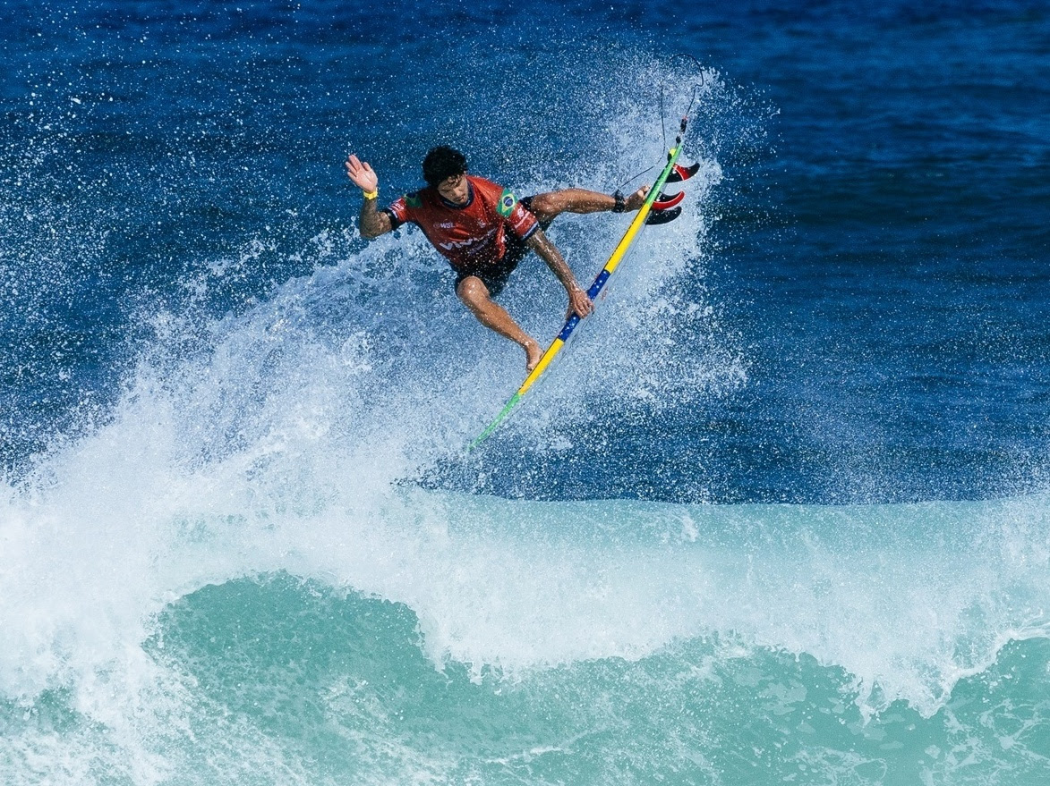 Surfista executando uma manobra aérea na praia de Saquarema, RJ