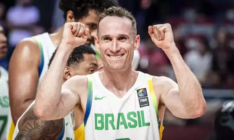 Marcelinho Huertas, jogador da seleção brasileira de basquete, celebra após uma vitória importante.