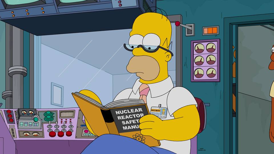 Homer Simpson lendo o manual de segurança do reator nuclear na sala de controle de uma usina.