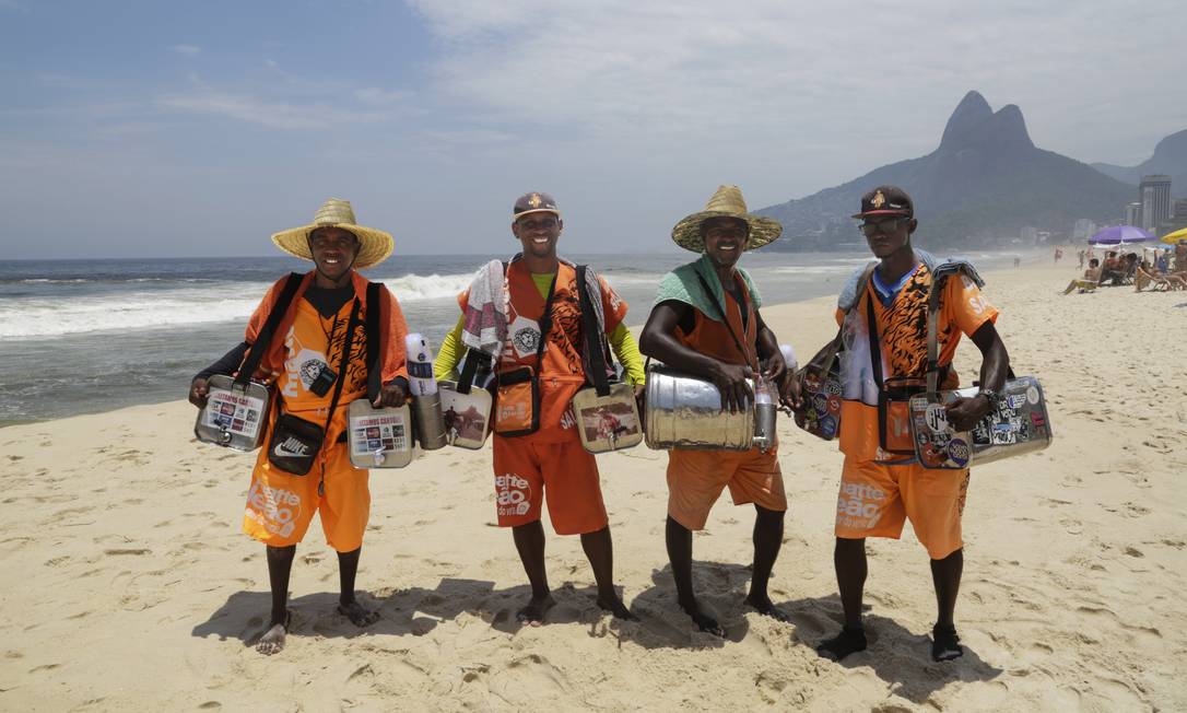 Vendedores de mate na Praia de Ipanema, Rio de Janeiro, em um dia ensolarado.