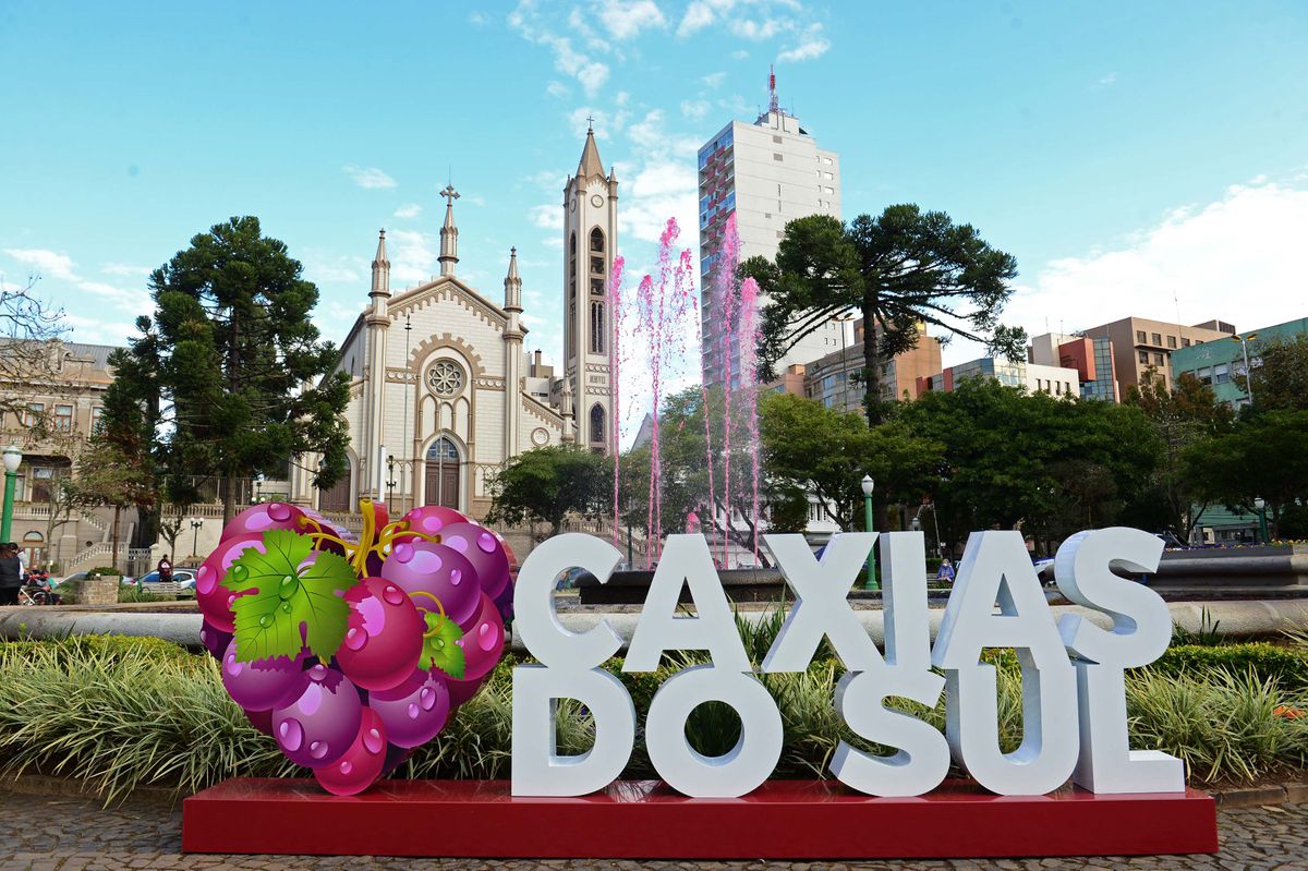 Praça central de Caxias do Sul na Serra Gaúcha, com destaque para a decoração de uvas, simbolizando a tradicional Festa da Uva, um ponto alto do turismo na região.