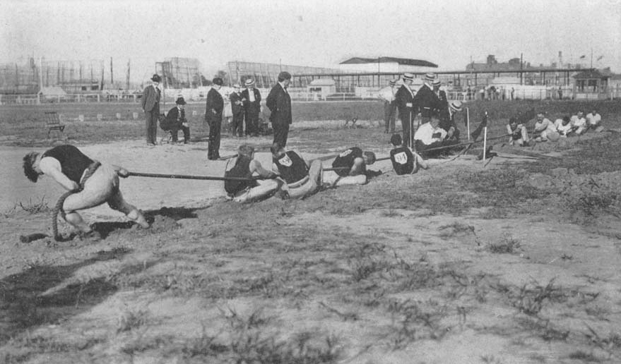 Imagem histórica de uma competição de cabo de guerra nos Jogos Olímpicos de 1904, destacando a tradição desse esporte.