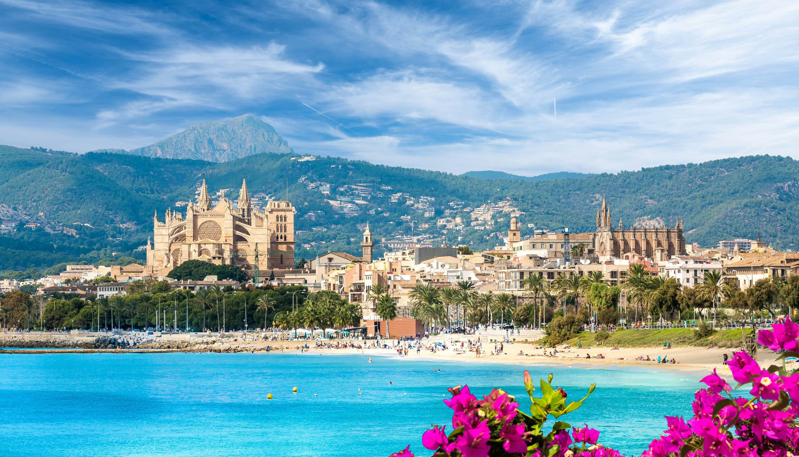 Vista de Palma de Mallorca, Espanha, com a Catedral de Santa Maria em destaque, em um cenário de turismo sustentável.