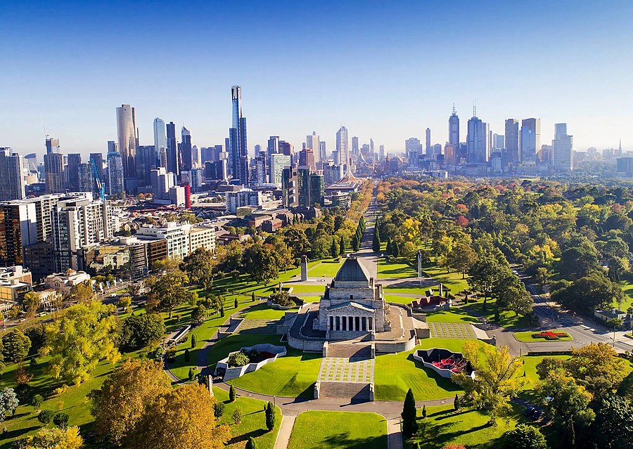 Vista aérea do Santuário da Lembrança com o skyline de Melbourne, Austrália, ao fundo.