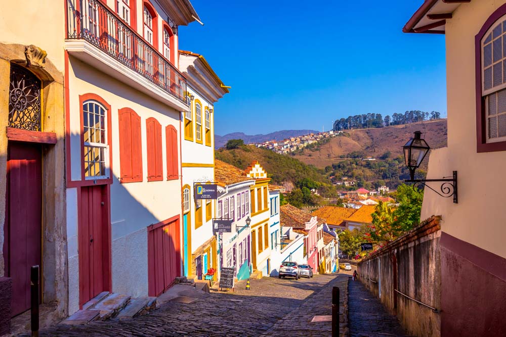 Ruas de paralelepípedos e casarios coloniais em Ouro Preto, patrimônio histórico de Minas Gerais, Brasil.