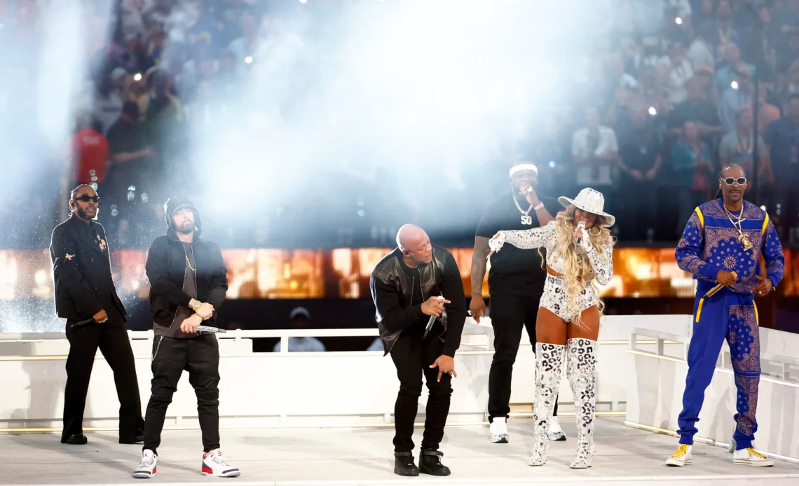 Artistas Kendrick Lamar, Eminem, 50 Cent, Mary J. Blige, Snoop Dogg e Dr. Dre performando no show do intervalo do Super Bowl 2022, um evento de grande destaque no turismo esportivo e musical.