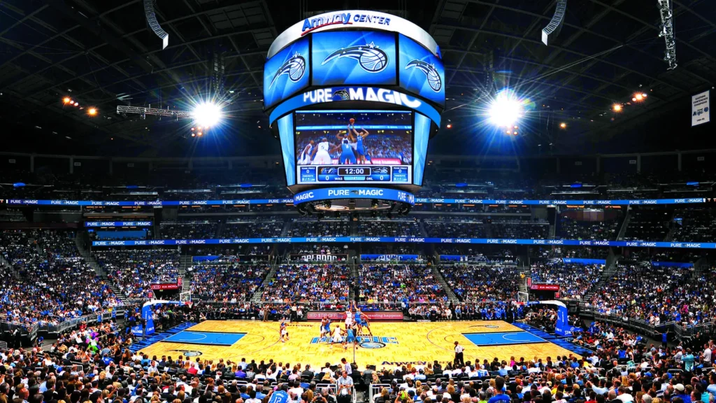 Pacote NBA Orlando - Jogo de basquete no Amway Center com fãs assistindo ao Orlando Magic.