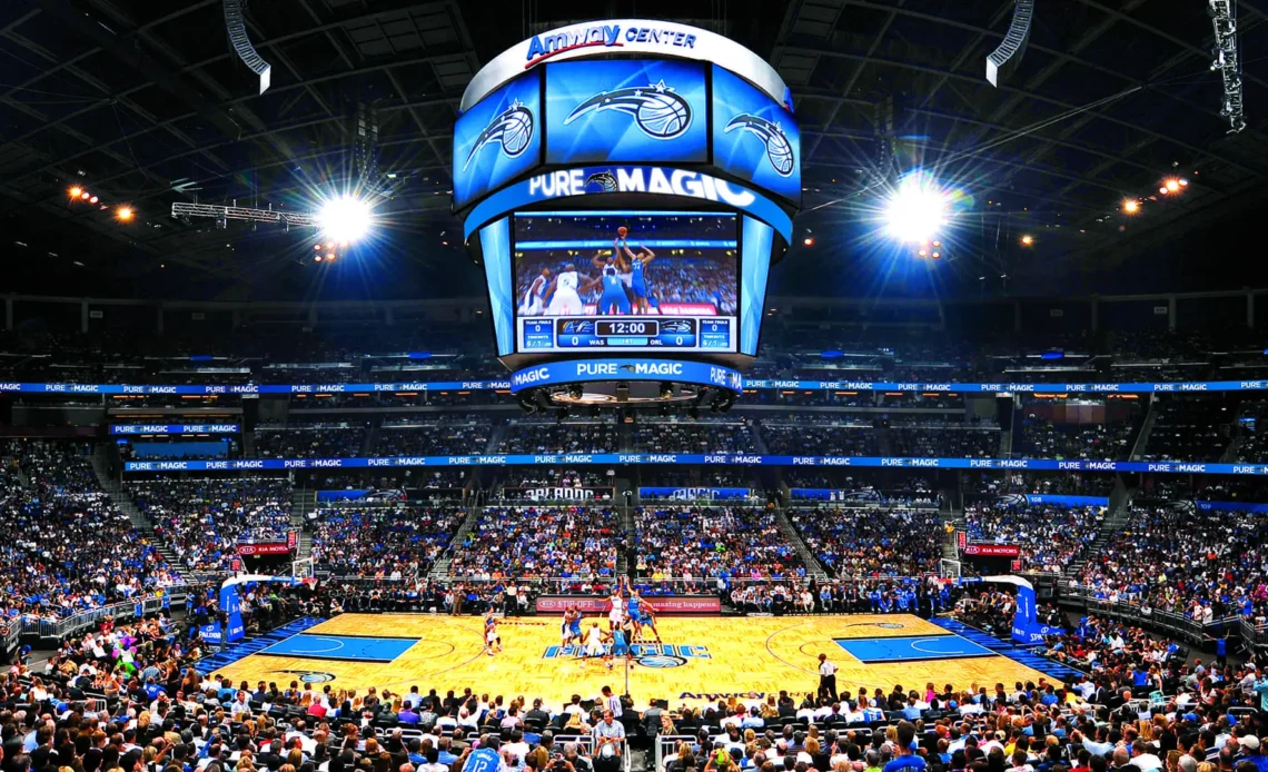 Pacote NBA Orlando - Jogo de basquete no Amway Center com fãs assistindo ao Orlando Magic.