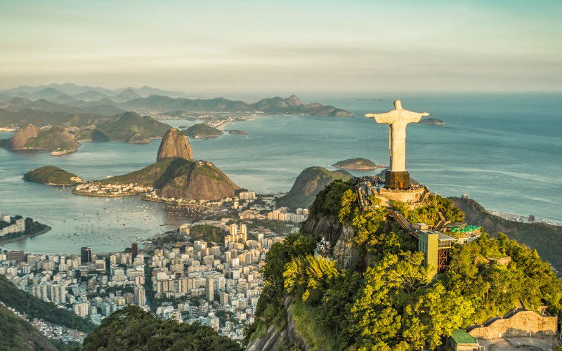 Vista aérea do Cristo Redentor no Rio de Janeiro, símbolo icônico e patrimônio cultural do Brasil.