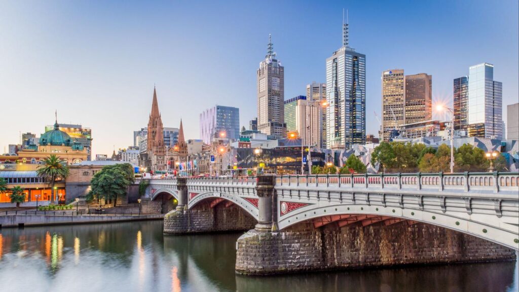 Vista da cidade de Melbourne, na Austrália, com a ponte Princes Bridge e os edifícios do centro ao fundo.