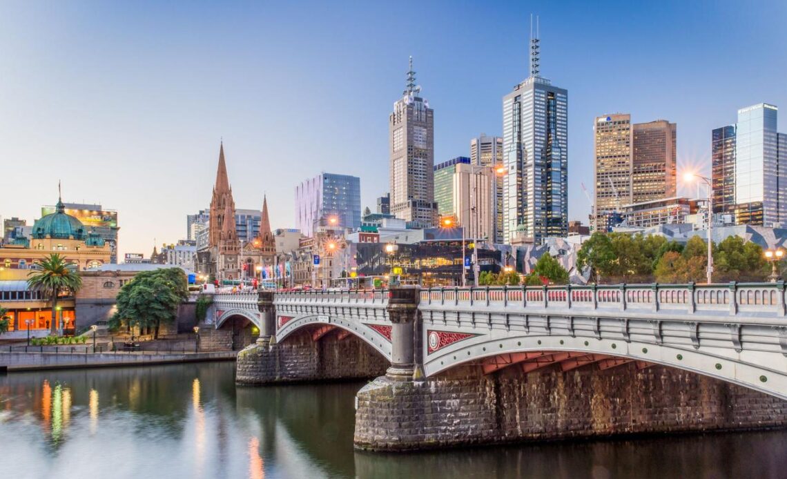 Vista da cidade de Melbourne, na Austrália, com a ponte Princes Bridge e os edifícios do centro ao fundo.