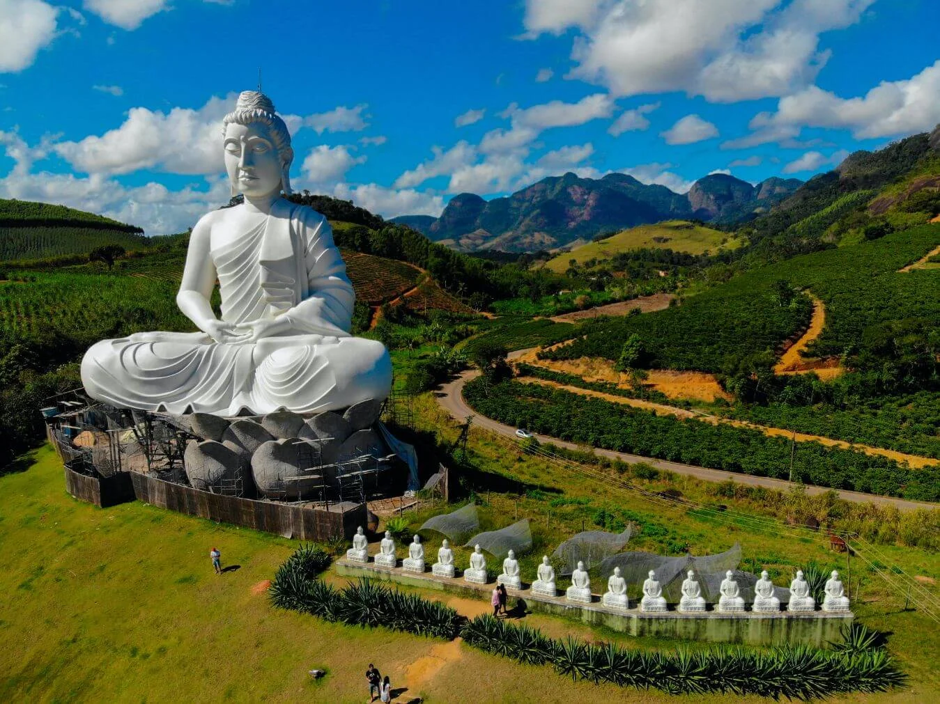 Estátua gigante de Buda no Mosteiro Zen Morro da Vargem, cercada por montanhas e vegetação exuberante em Vitória, Espírito Santo.