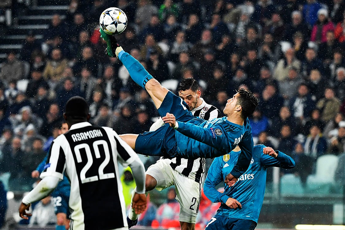 Cristiano Ronaldo do Real Madrid executando uma bicicleta em um jogo contra a Juventus.