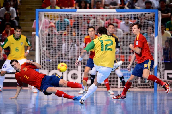 Falcão, um dos maiores jogadores de futsal do Brasil, em uma jogada contra a seleção espanhola.