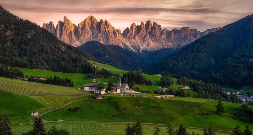 Paisagem montanhosa nas Dolomitas, Itália, destacando a importância do turismo sustentável na Europa.