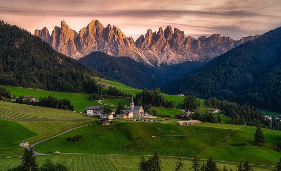 Paisagem montanhosa nas Dolomitas, Itália, destacando a importância do turismo sustentável na Europa.