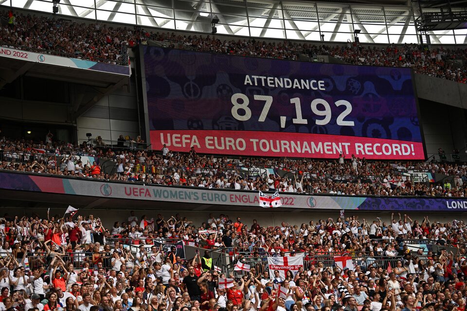 Torcida lota o estádio em Londres para o UEFA Women's Euro 2022, com recorde de 87.192 espectadores.