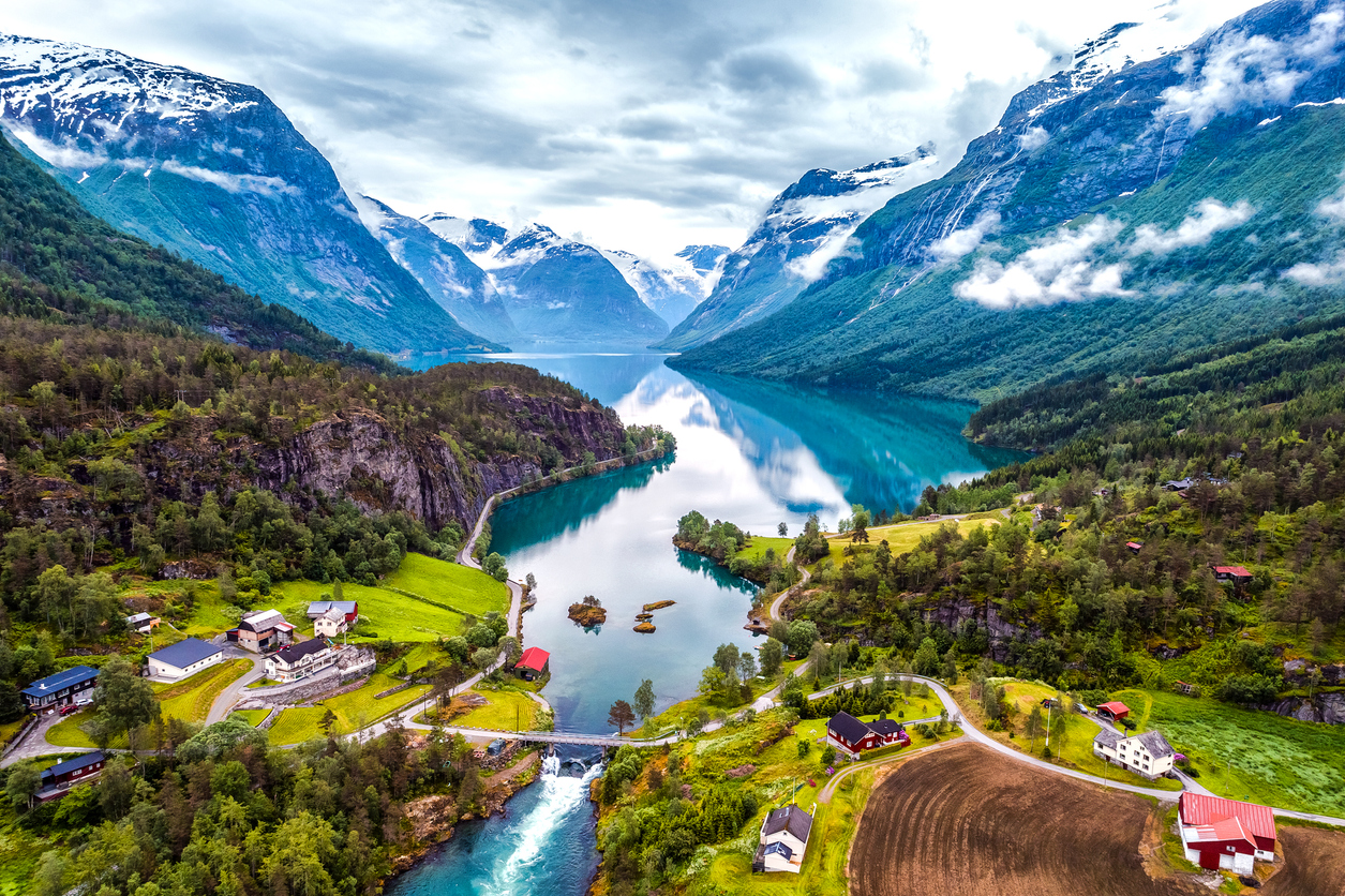 Paisagem deslumbrante na Noruega destacando a importância do turismo sustentável.