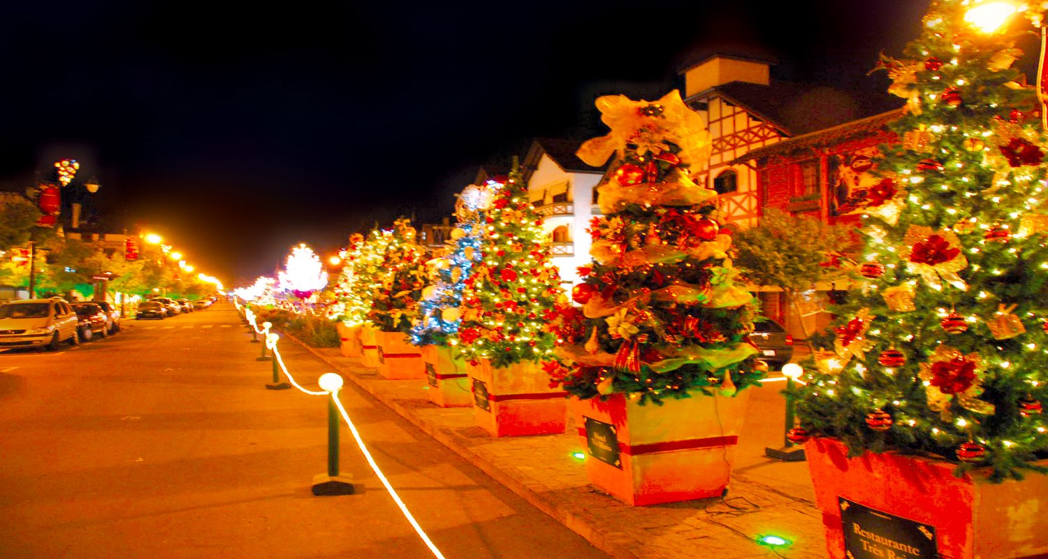 Decoração natalina iluminada durante o Natal Luz em Gramado e Canela, na Serra Gaúcha, um evento turístico que atrai visitantes de todo o Brasil.