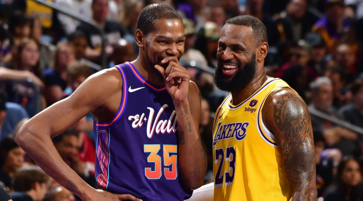 LeBron James e Kevin Durant em um jogo da NBA, simbolizando a paixão pelo basquete em Orlando e no Brasil.