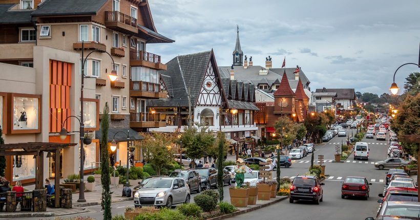 Rua movimentada em Gramado, na Serra Gaúcha, um dos principais destinos do turismo nacional no Rio Grande do Sul.