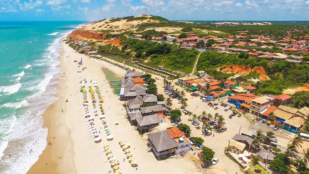 Vista aérea da Praia de Morro Branco em Beberibe, Ceará, próximo ao hotel all inclusive do pacote turístico.