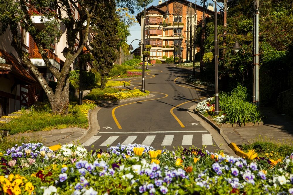 Rua Torta em Gramado na Serra Gaúcha, um dos pontos turísticos imperdíveis para quem faz uma viagem de turismo pela região.