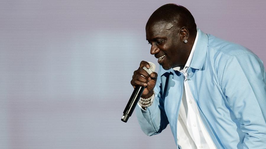 Akon se apresenta no Palco Mundo durante o Rock in Rio 2024, usando uma jaqueta azul e segurando o microfone.