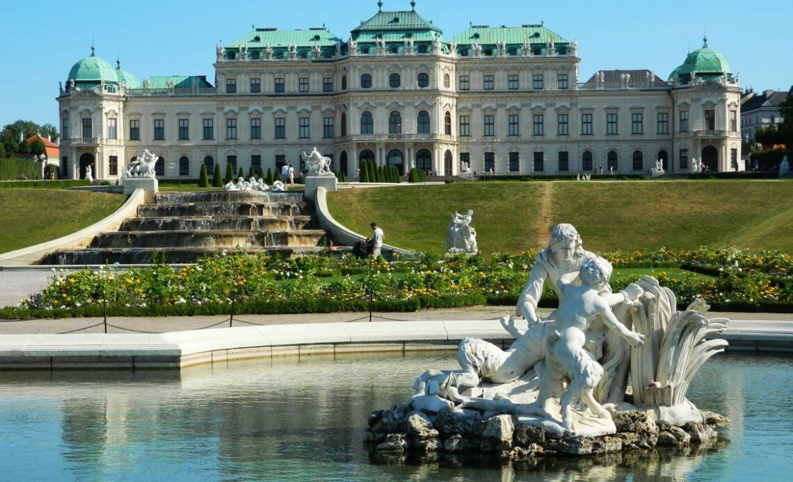 Palácio Belvedere em Viena, Áustria, com estátuas e jardins floridos. Viena é a melhor cidade do mundo para se viver em 2024, conforme ranking da The Economist.